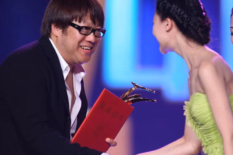 Sau 5 năm yêu nhau, Lỗ Bằng đề nghị chia tay vì anh muốn chỉ sống một mình sau thời gian bỏ bê công việc vì quá yêu Châu Tấn.