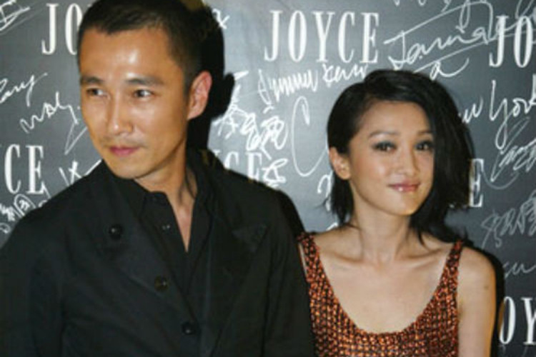 Sau mối tình khắc cốt ghi tâm với Lý Á Bằng, Châu Tấn hẹn hò Lý Đại Tề. Cặp đôi bên nhau được 5 năm thì chia tay do quá mải mê với công việc.