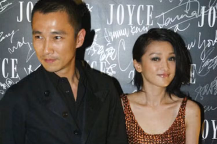 Sau mối tình khắc cốt ghi tâm với Lý Á Bằng, Châu Tấn hẹn hò Lý Đại Tề. Cặp đôi bên nhau được 5 năm thì chia tay do quá mải mê với công việc.