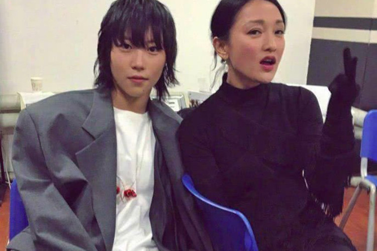 Từ năm 2018 đến nay, người đẹp nhiều lần bị bắt gặp thân thiết với Đậu Tĩnh Đồng - con gái của Vương Phi.