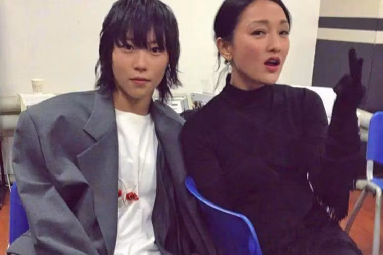 Từ năm 2018 đến nay, người đẹp nhiều lần bị bắt gặp thân thiết với Đậu Tĩnh Đồng - con gái của Vương Phi.