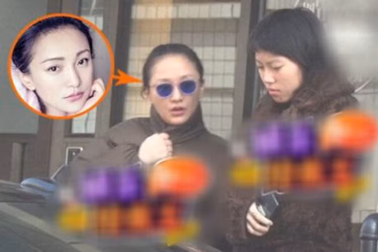 Gần đây, rộ nghi vấn Châu Tấn đăng ký kết hôn đồng giới với Đậu Tĩnh Đồng. Đến nay, phía Châu Tấn vẫn giữ im lặng trước tin đồn.