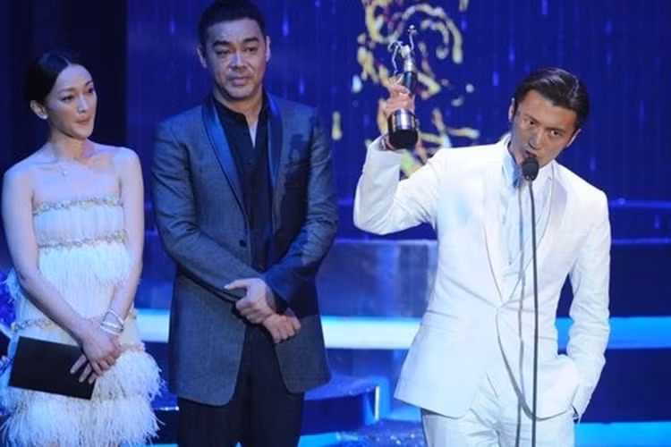 Năm 2013, Châu Tấn bị đồn sống chung một nhà với Tạ Đình Phong. Ngoài ra, cô còn vướng nghi vấn mang thai với Lương Triều Vỹ.