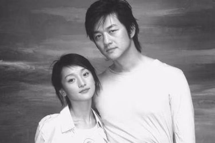 Năm 2002, Châu Tấn gặp gỡ và nảy sinh tình cảm với Lý Á Bằng trên phim trường “Anh hùng xạ điêu”.