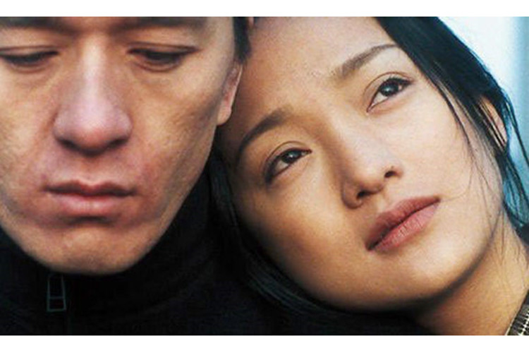 Năm 1998, Châu Tấn hẹn hò diễn viên Giả Hoàng Thanh sau khi đóng chung một bộ phim. Mối tình này kết thúc chỉ sau 1 năm.