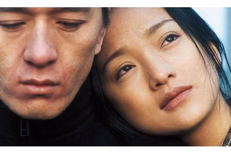 Năm 1998, Châu Tấn hẹn hò diễn viên Giả Hoàng Thanh sau khi đóng chung một bộ phim. Mối tình này kết thúc chỉ sau 1 năm.