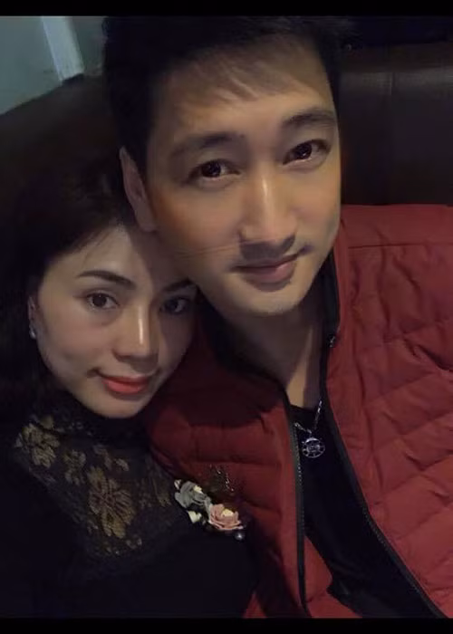 Ngoài đời, Ngọc Quỳnh rất quan tâm và chăm lo cho tổ ấm của mình, không phải là người chồng gia trưởng, vũ phu như trong phim.