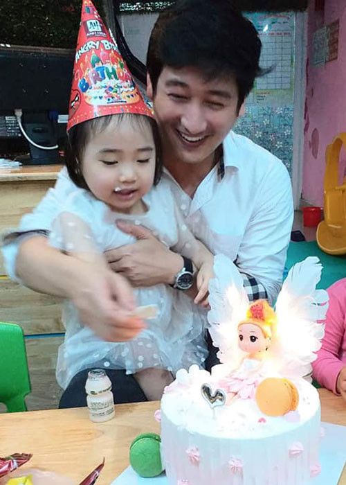 Trên trang cá nhân, Ngọc Quỳnh thường xuyên đăng tải hình ảnh hạnh phúc bên vợ và các con.