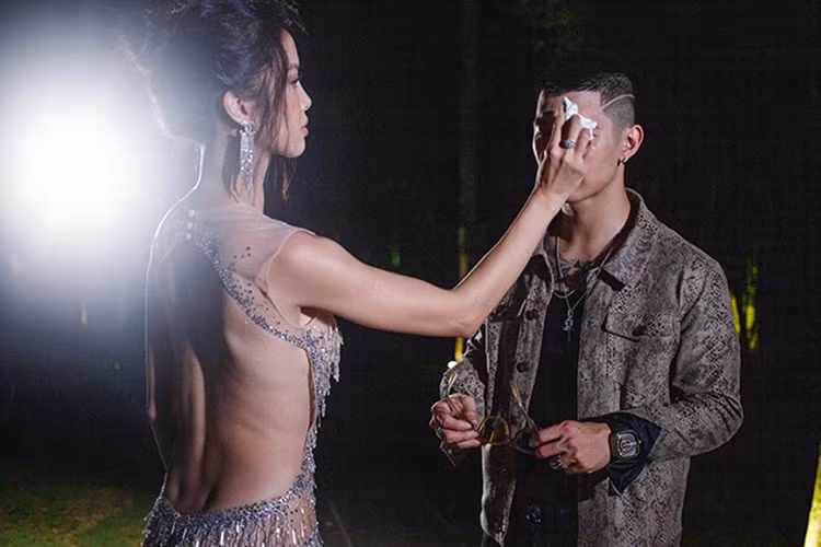 Trước đó, ở hậu trường, nữ diễn viên phim “Quyên” ân cần chăm sóc bạn trai tin đồn. Ảnh: Yan