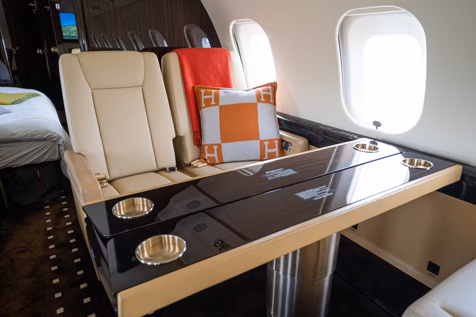 Thiết kế dành cho doanh nhân nên trên tàu bay không thể thiếu chiếc bàn họp. (Ảnh: Business Insider)