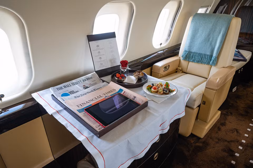 Bàn ăn sang trọng dành cho khách. (Ảnh: Business Insider)