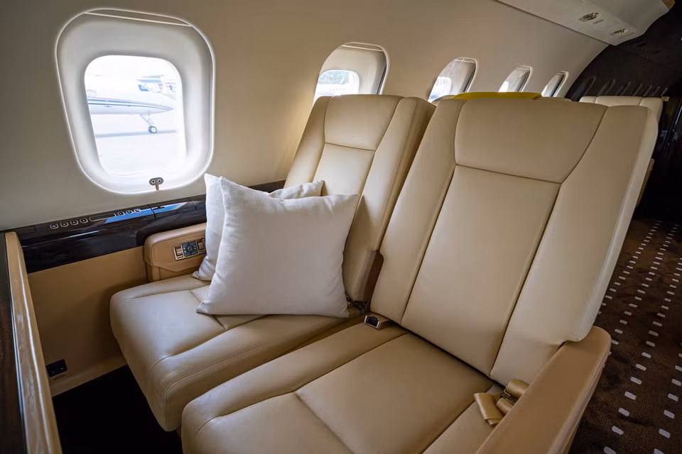 Chiếc máy bay doanh nhân này có thể chở tối đa 17 hành khách. Cabin có thể tùy chỉnh để đáp ứng với nhiều nhu cầu khác nhau nhằm tối ưu hóa sự thoải mái và năng suất làm việc của hành khách khi lên máy bay. (Ảnh: Business Insider)