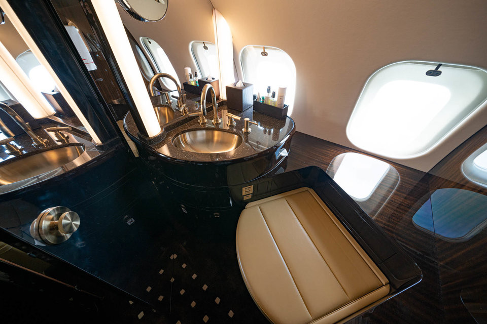 Nhà vệ sinh sang trọng trên máy bay. (Ảnh: Business Insider)