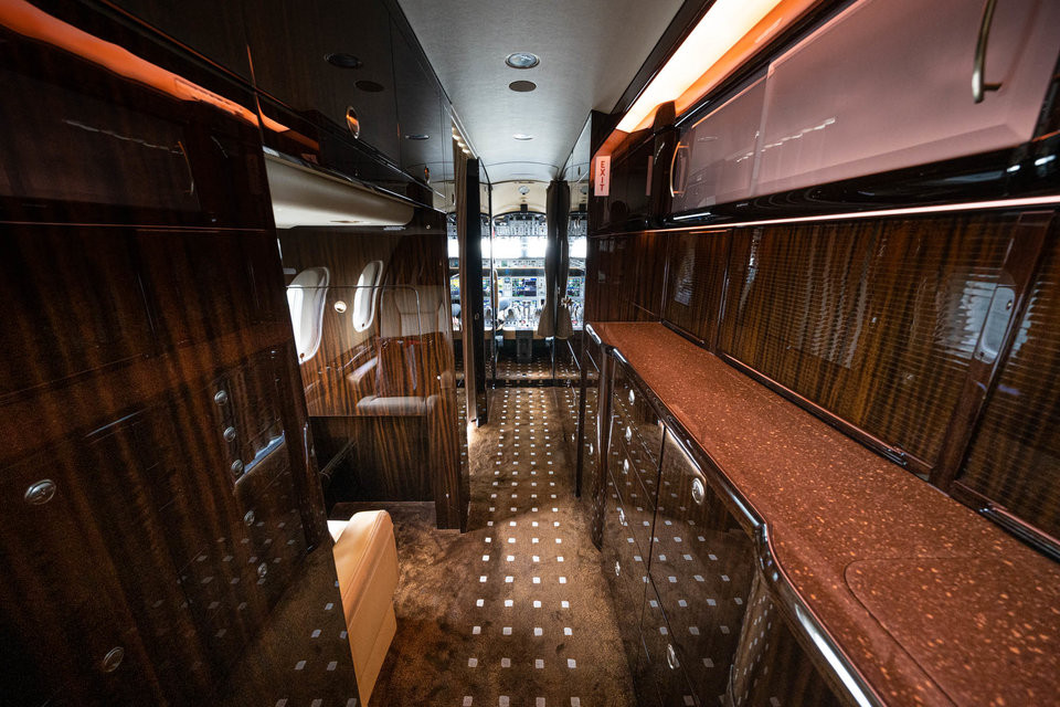 Ngay khi bước lên tàu bay, bạn sẽ thấy một khu vực bếp lớn. (Ảnh: Business Insider)