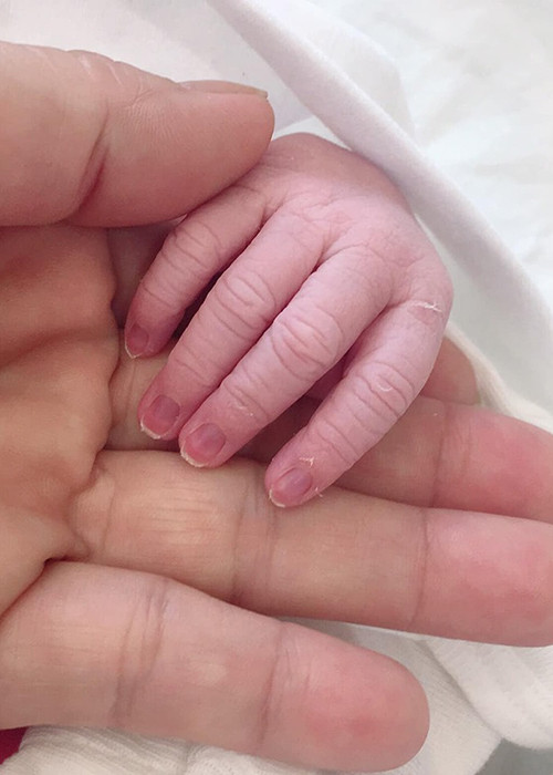 Con gái của Lê Phương nặng 3,4 kg. "Mẹ tròn, con dài", nữ diễn viên tiết lộ thêm.