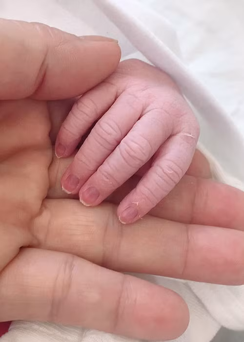 Con gái của Lê Phương nặng 3,4 kg. "Mẹ tròn, con dài", nữ diễn viên tiết lộ thêm.