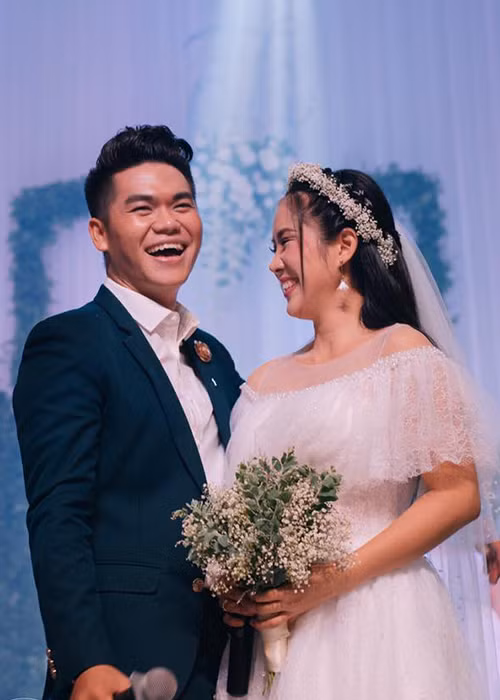 Lê Phương hơn Trung Kiên đến 7 tuổi. Cả hai quen nhau trong một chuyến đi Trường Sa.