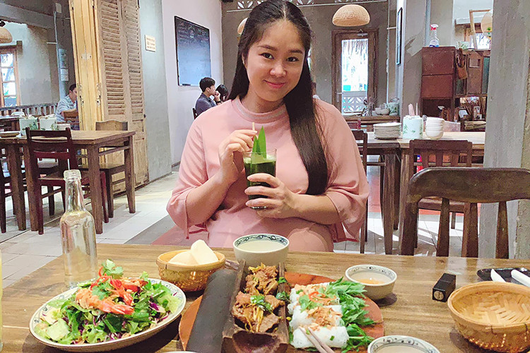 Mang bầu lần 2, Lê Phương phát tướng, mặt nọng nhưng được khen tươi tắn.