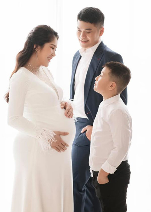 Trung Kiên - ông xã của Lê Phương tâm sự sau khi vợ sinh con. "Cảm ơn em vì tất cả vợ yêu. Chúc mừng sinh nhật hai mẹ con nha", anh viết.