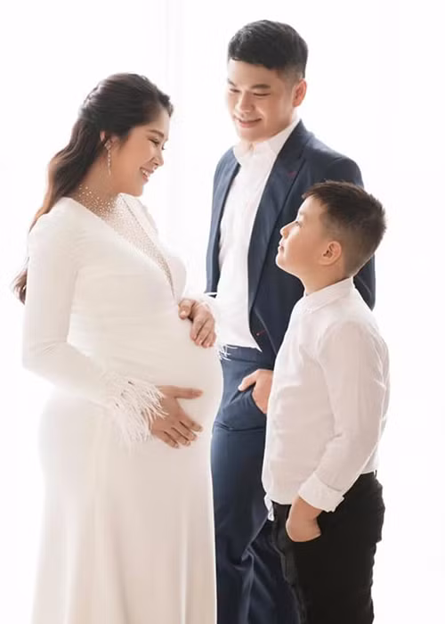 Trung Kiên - ông xã của Lê Phương tâm sự sau khi vợ sinh con. "Cảm ơn em vì tất cả vợ yêu. Chúc mừng sinh nhật hai mẹ con nha", anh viết.