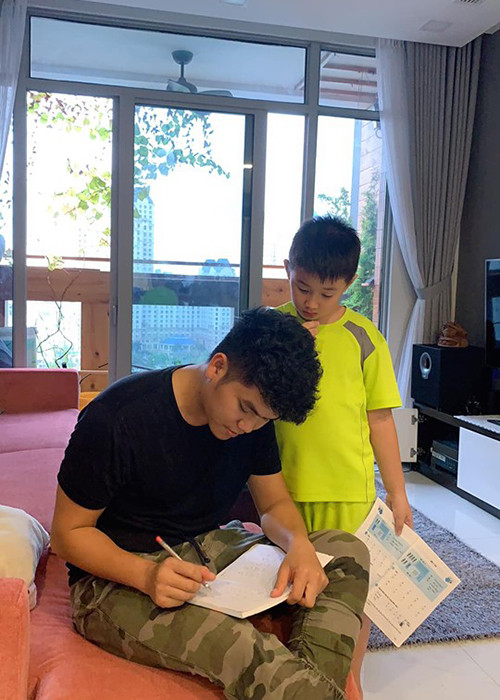 Chồng trẻ của Lê Phương rất yêu thương con riêng của vợ.