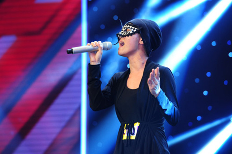 Năm 2014, Anh Thúy (nhóm Mây Trắng) đeo mặt nạ giả danh thí sinh Huyền Minh tham gia Nhân tố bí ẩn. Ảnh: Đời sống pháp luật