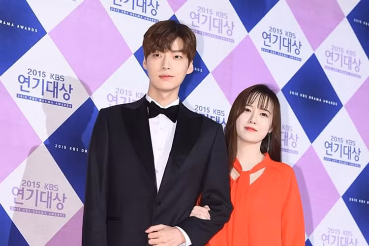 Trước khi đường ai nấy đi, cặp đôi gây bất ngờ vì yêu nhanh, cưới vội.