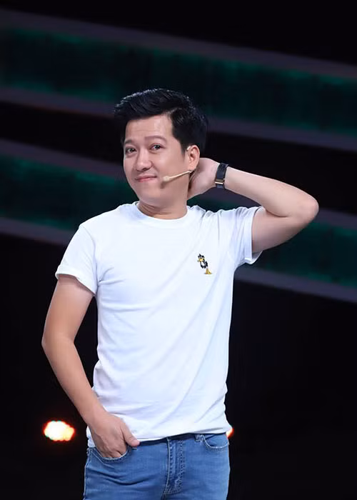 Nam diễn viên hiện đắt show dẫn chương trình, tỏ ra chiều chuộng vợ hết mức.