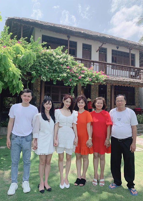 Nhã Phương được khen sở hữu vòng một đẫy đà gợi cảm nhưng đôi tay và chân của cô lại gầy rộc khiến fan khá lo lắng.