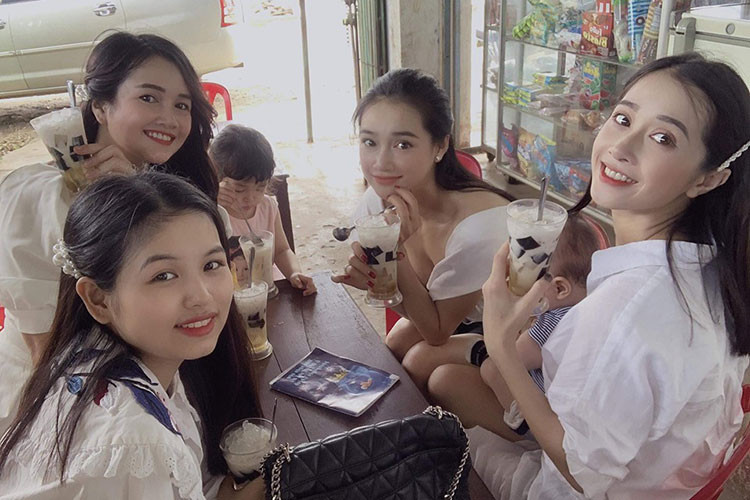 Nữ diễn viên thường xuyên có mặt trong các buổi đi chơi của đại gia đình bên ngoại.