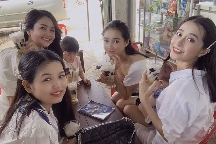 Nữ diễn viên thường xuyên có mặt trong các buổi đi chơi của đại gia đình bên ngoại.