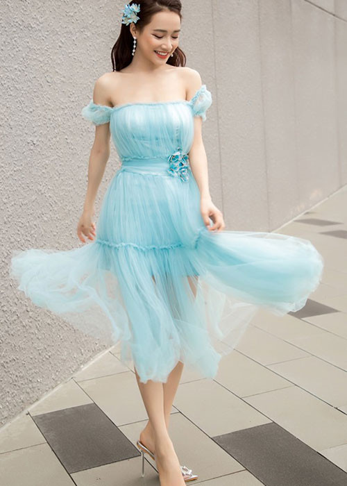 Bà xã của Trường Giang ngày càng quyến rũ sau khi lấy chồng và sinh con gái đầu lòng.