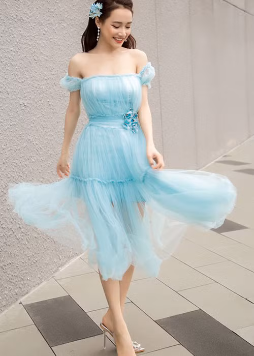 Bà xã của Trường Giang ngày càng quyến rũ sau khi lấy chồng và sinh con gái đầu lòng.