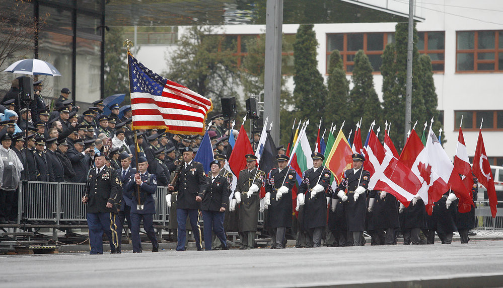 Đáng chú ý, ngoài Quân đội Cộng hòa Czech, các binh sĩ danh dự quân đội các nước NATO như Mỹ, Anh, Pháp, Italy...cùng tham gia diễu hành. Nguồn ảnh: Lisa Fernando