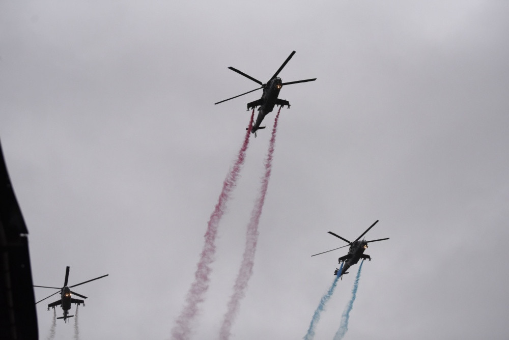 Do điều kiện thời tiết xấu ảnh hưởng tới màn trình diễn Không quân Cộng hòa Czech với những chiếc Gripen E thế hệ mới nhất. Thay vào đó, người dân chỉ có thể chiêm ngưỡng đội hình trực thăng tấn công Mi-24V bay thấp với màn xả khói tạo màu cờ Cộng hòa Czech. Nguồn ảnh: Lisa Fernando