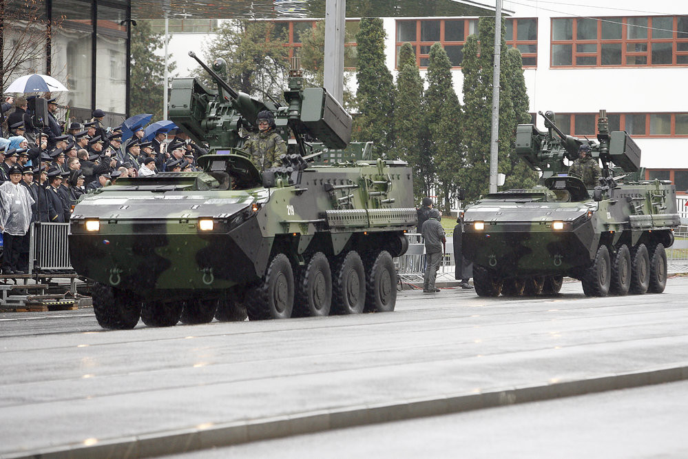 Kể từ khi gia nhập NATO, Czech từng bước hiện đại hóa với hàng loạt công nghệ vũ khí tối tân của Tây Âu. Trong ảnh, xe chiến đấu bộ binh KBVP được Czech mua của Áo với tháp pháo "đồ sộ" trang bị pháo 30mm, hai pod tên lửa chống tăng Spike LR. Nguồn ảnh: Lisa Fernando