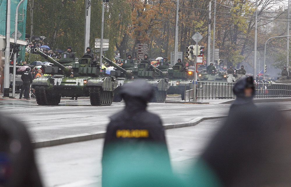 Trong ảnh, đội hình tăng - pháo rầm rập lăn bánh trên đại lộ Evropska ở Thủ đô Prague trong cuộc duyệt binh lớn nhất lịch sử Czech. Nguồn ảnh: Lisa Fernando