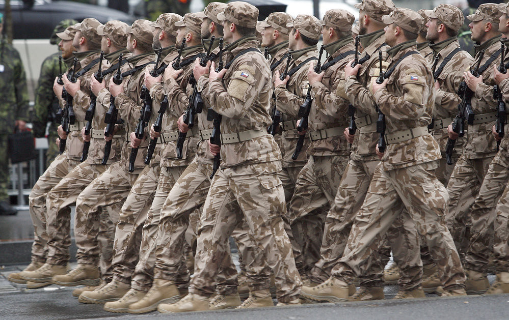 Thực ra với quy mô hơn 24.000 binh sĩ thường trực thì rõ ràng việc huy động tới hơn 2.000 binh sĩ duyệt binh thì đã gọi là lớn ở Czech. Còn nếu so với các nước khác thì vẫn còn là nhỏ bé. Nguồn ảnh: Lisa Fernando