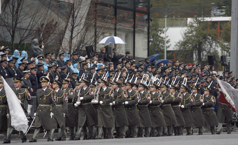 Mặc dù được xem là cuộc duyệt binh lớn nhất trong lịch sử Cộng hòa Czech, thế nhưng quy mô thực tế chỉ có 2.151 binh sĩ cùng 236 khí tài quân sự hạng nặng. Nguồn ảnh: Lisa Fernando