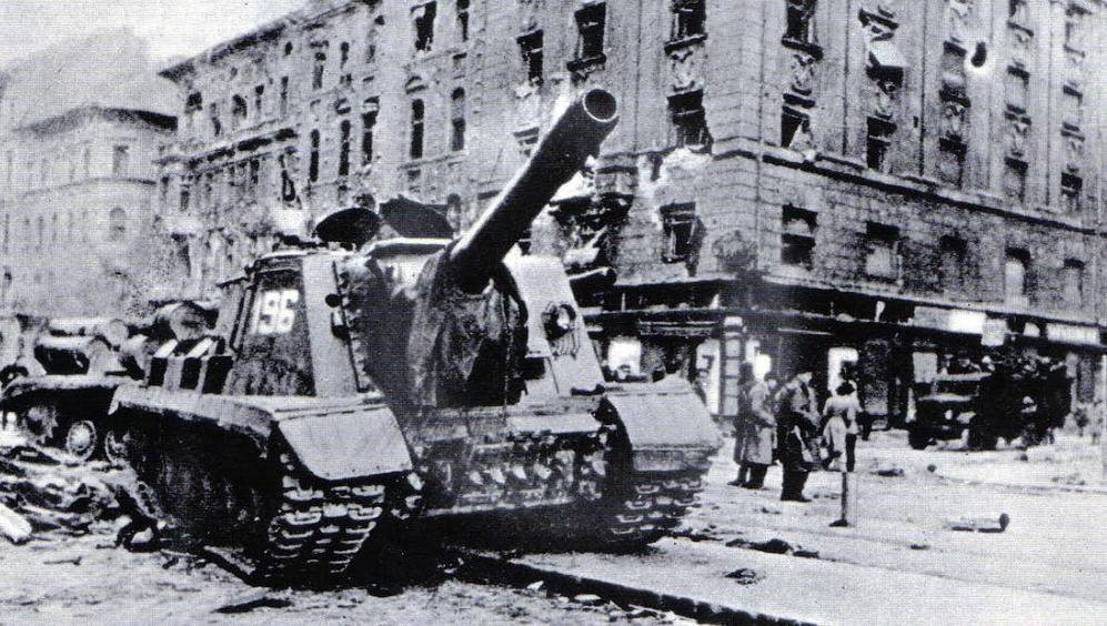 ISU-152 được thiết kế "thần tốc" chỉ trong vòng có 7 tháng (từ tháng 5-12/1943) trên cơ sở hiện đại hóa SU-152. Điểm cải tiến chủ yếu nằm ở việc đặt toàn bộ cụm pháo trên khung bệ cơ sở xe tăng hạng nặng IS thay cho KV-1 (SU-152). Ngoài ra người ta còn tiến hành tăng cường vỏ giáp cho ISU đối phó với mọi loại pháo chống tăng tốt nhất của Đức thời bấy giờ. Nguồn ảnh:Wikipedia