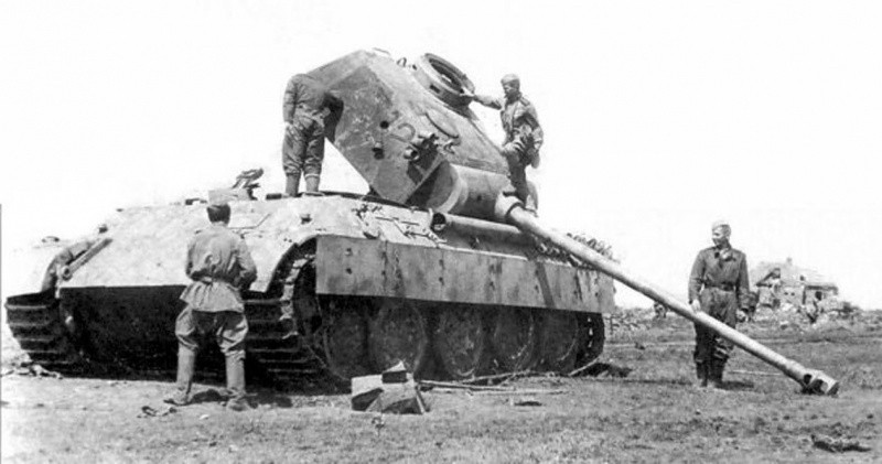 Đặc biệt, để phá hủy xe tăng Đức, ISU-152 chủ yếu sử dụng đạn nổ phá thay vì đạn xuyên giáp. Bởi đơn giản sức nổ của loại đạn này là cực kỳ lớn tới mức có thể thổi bay tháp pháo của "Vua hổ" Tiger I hay Tiger II. Nếu may mắn không "bay đầu" thì viên đạn của ISU-152 có thể gây vỡ vỏ giáp dày hàng trăm mm, khiến kíp lái thiệt mạng ngay trong chiếc xe nguyên xi.... Nguồn ảnh:Wikipedia