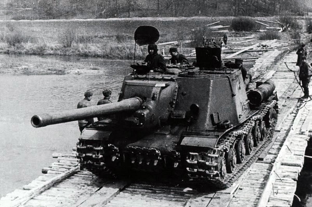 Trong vai trò là pháo tự hành chống tăng hạng nặng, ISU-152 đã khiến mọi "con hổ, con báo" thảm bại trên chiến trường. Lớp giáp của ISU có thể cản phá mọi loại đạn xuyên tốt nhất của Tiger hay Panther trong khi chỉ cần một phát 152,4mm trúng đích là đủ để loại khỏi vòng chiến tăng phát xít. Nguồn ảnh:Wikipedia