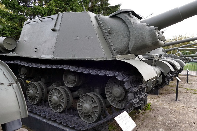 Theo thiết kế của phiên bản ISU-152 được sử dụng giai đoạn 1943-1944 thì phần dưới của giáp trước, giáp bên và phần trước giáp cấu trúc thượng tầng dày tới 90mm nghiêng 30 độ. Với lớp giáp này, ISU có thể an toàn trước các khẩu pháo 75mm trên tăng Panzer ở mọi cự ly, ngay cả pháo 88mm trên Tiger I cũng không thể xuyên thủng vùng giáp trước của ISU nếu không vào dưới 1000m. Nguồn ảnh: Arms-Expo