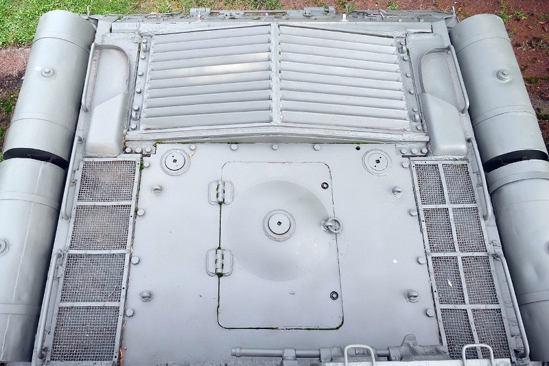 Động cơ của ISU-152 là loại diesel V-2IS 520 mã lực cho tốc độ tối đa khoảng 37km/h trên đường nhựa (sau tăng lên 40km/h trên phiên bản model 1945), trên đường gồ ghề là 15-20km/h. Nguồn ảnh: Arms-Expo