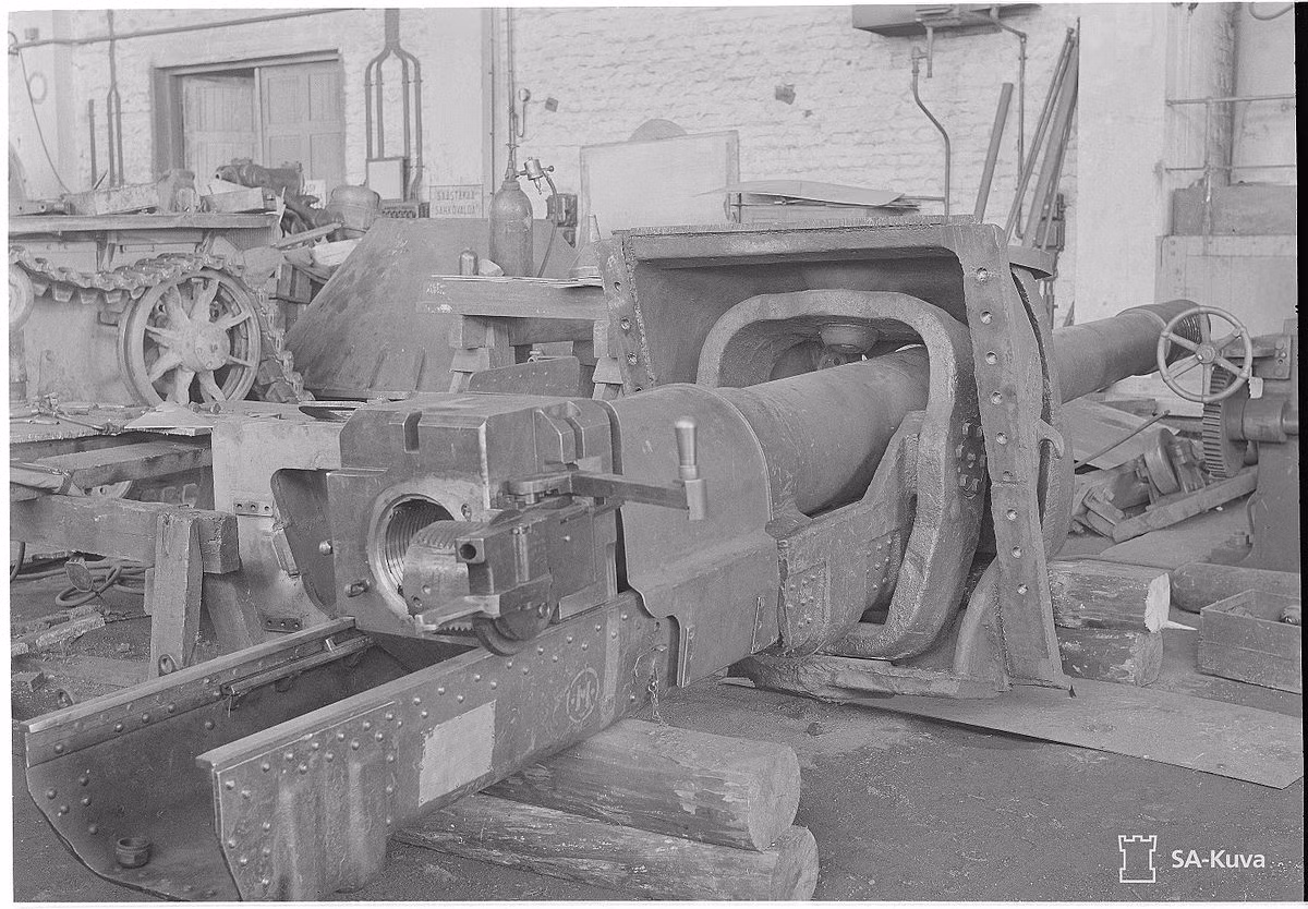 Trên ISU-152 vẫn giữ khẩu siêu pháo 152,4mm ML-20 cực kỳ thành công trên SU-152, cơ số đạn dự trữ 21 viên. Tầm bắn của loại pháo này khoảng 6,2km, tốc độ bắn chậm 2-3 phát/phút và thường được cho là không chính xác khi bắn tầm xa. Nguồn ảnh:Wikipedia