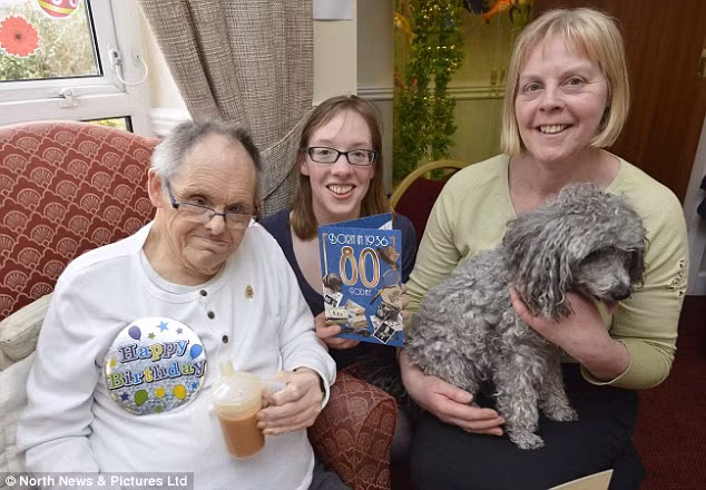 Người chăm sóc Joe Sanderson cho biết, ông thích môn thể thao đua ngựa, màu sắc và chơi ghép hình. 