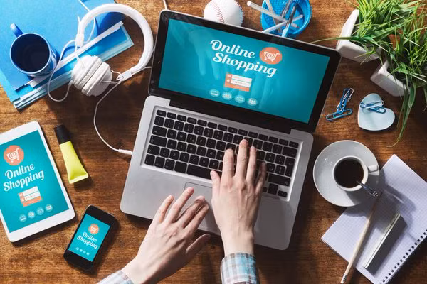 5. Nhờ tới dịch vụ chăm sóc khách hàng: Bạn có thể gọi điện, email, chat trực tiếp… và hỏi đại diện chăm sóc khách hàng của trang mạng để tìm hiểu thêm thông tin về trang phục. Ảnh: dienmayxanh.com.