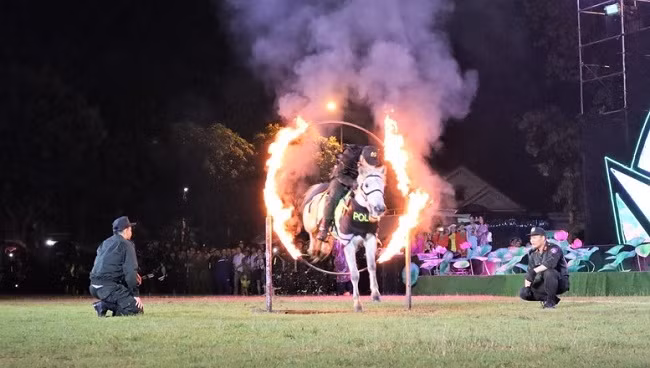 Nin tho xem chien si ky binh cuoi “chien ma” lao qua vong lua-Hinh-5