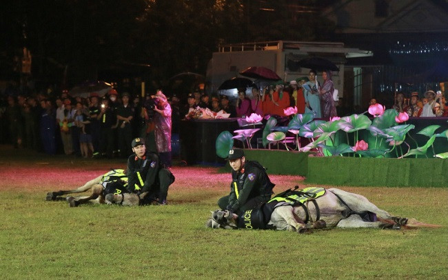 Nin tho xem chien si ky binh cuoi “chien ma” lao qua vong lua-Hinh-3