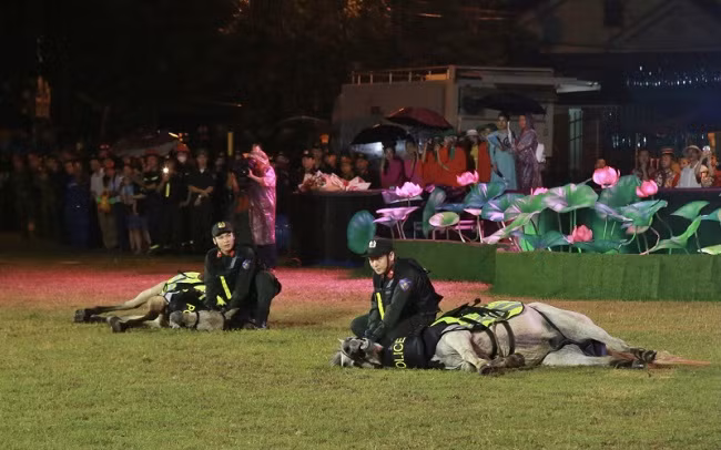 Nin tho xem chien si ky binh cuoi “chien ma” lao qua vong lua-Hinh-3